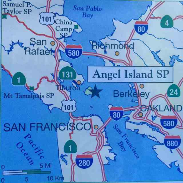 Cette carte vous donne une idée de l'endroit où se trouve l'île Angel dans la baie de San Francisco (c'est la grande étoile). Le petit point en dessous est Alcatraz.