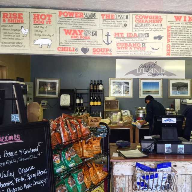 Le café sur Angel Island sert des hot-dogs bio, du chili et des fromages artisanaux !