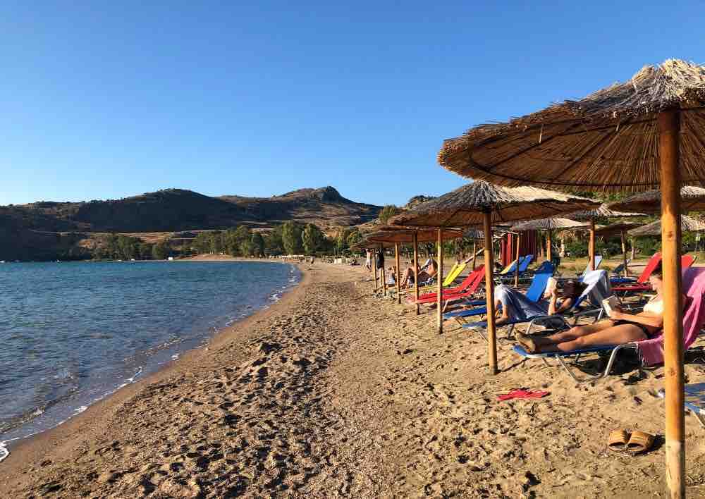 This 3 km beach is what you would expect from a Greek beach – soft sand, umbrellas and sun loungers for hire (8 euros for 2 loungers and an umbrella)